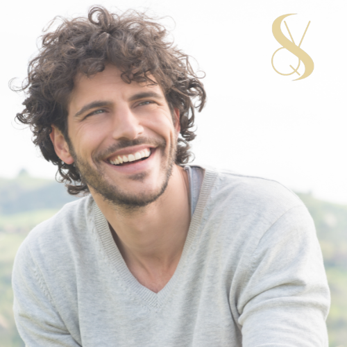 Homem sorrindo, feliz por ter a tranquilidade de possuir um plano de saúde individual.