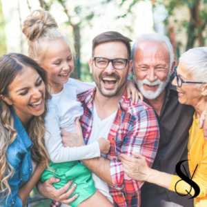 Família grande, sorrindo e felizes por terem um ótimo plano de saúde