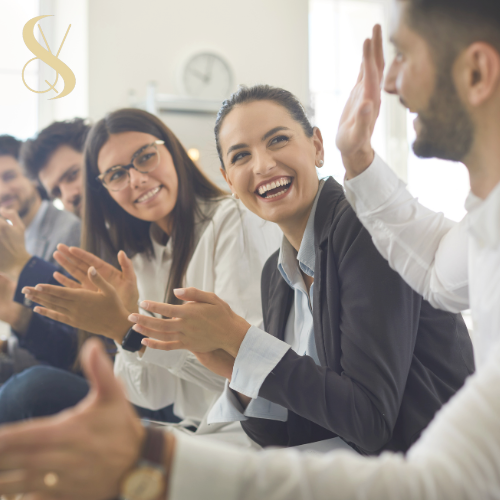 Funcionários de uma empresa comemorando por terem contratado um plano de saúde para a equipe