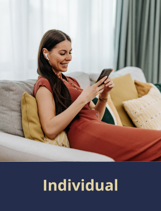 Pessoa feliz em sua casa com os planos de saúde individual