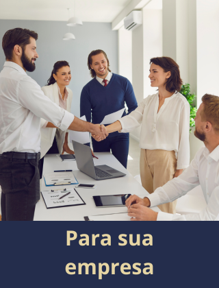 Pessoas de uma empresa satisfeitas por terem um plano de saúde como benefício