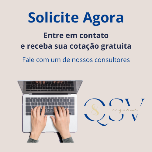 Mãos sob um notebook de uma pessoa preenchendo um formulário e contratar um plano de saúde.